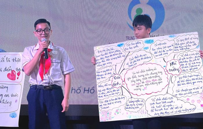 Em Trần Bảo Phúc (bên trái) tham gia Diễn đàn trẻ em TPHCM năm 2026.