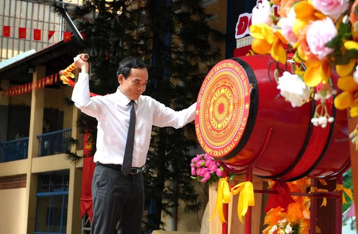 Ông Trần Lưu Quang - Ủy viên Bộ Chính trị, Bí thư Thành ủy TPHCM, đánh trống khai giảng năm học mới tại Trường THPT Trần Khai Nguyên (TPHCM).