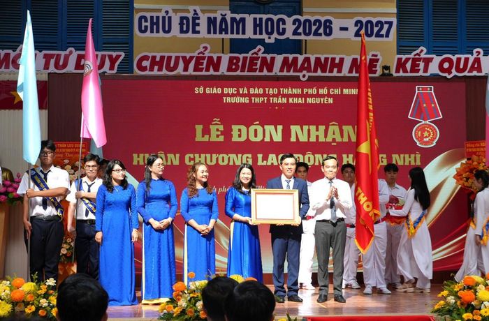 Trường THPT Trần Khai Nguyên đón nhận Huân chương Lao động hạng Nhì. 