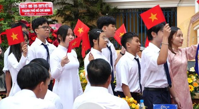 Nghi thức chào đón học sinh lớp 10.