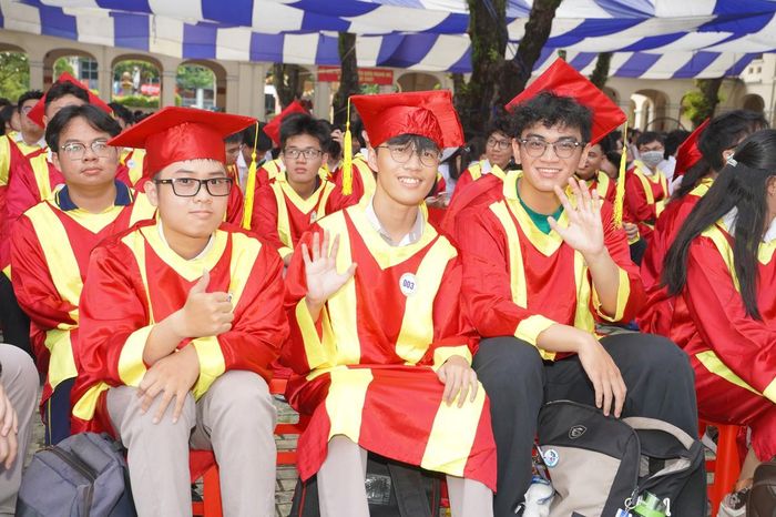 Các em có thành tích học tập cao được khen thưởng tại trường THPT chuyên Lê Hồng Phong, TPHCM.