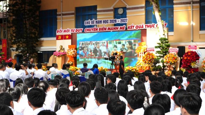 Cả trường cùng theo dõi cầu truyền hình trực tiếp.