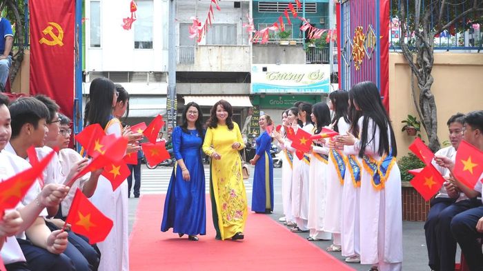 Thầy cô và học sinh phấn khởi dự lễ khai giảng.