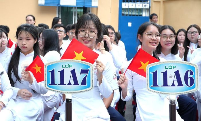 Học sinh phấn khởi tham gia lễ khai giảng.