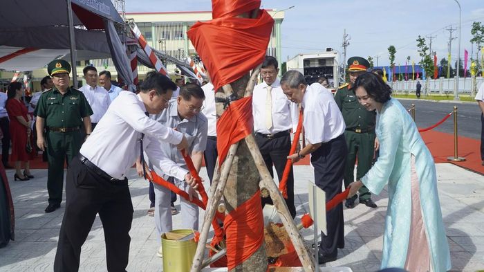 Lãnh đạo tỉnh An Giang trồng cây lưu niệm tại Trường Phổ thông nội trú Tiểu học và Trung học cơ sở Giang Thành