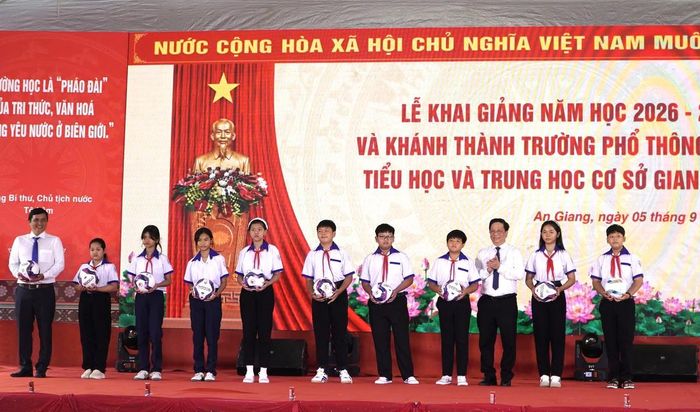 Ông Hồ Văn Mừng - Chủ tịch UBND tỉnh An Giang trao quà của Tổng Bí thư, Chủ tịch nước Tô Lâm cho học sinh 