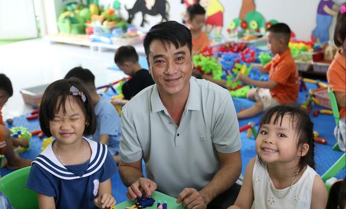 Thầy giáo Đoàn Văn Minh, Trường Mầm non Đông Mai, đã có hơn 30 năm gắn bó với nghề, nhận được sự tin tưởng từ đông đảo phụ huynh và sự yêu mến của các thế hệ học sinh.
