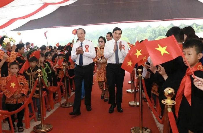 Thứ trưởng Bộ Giáo dục và Đào tạo Phạm Ngọc Thưởng và Thứ trưởng Bộ Dân tộc và Tôn giáo Nguyễn Hoài Anh đến dự lễ khai giảng tại Trường Phổ thông nội trú TH & THCS Mẫu Sơn. Ảnh: H.N