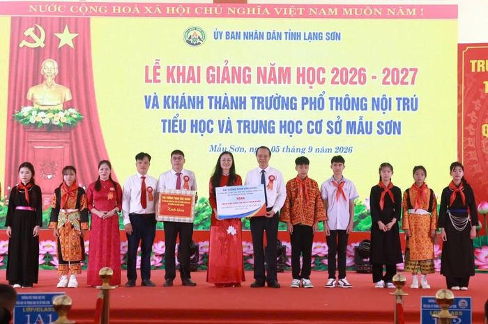 Thường trực Tỉnh ủy Cao Bằng chúc mừng thầy và trò Trường Phổ thông nội trú Tiểu học và THCS Trà Lĩnh. Ảnh: BCB