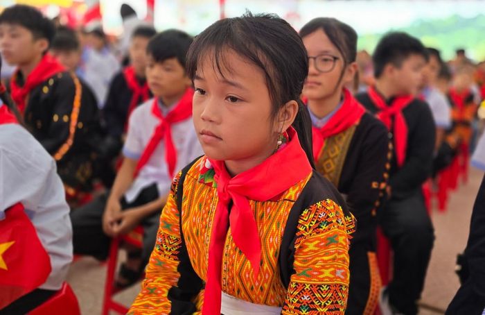 Các em người dân tộc Dao xúc động đón năm học mới tại ngôi trường khang trang. 