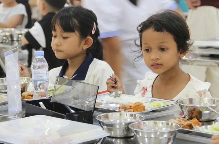Bữa ăn nội trú tại Trường Phổ thông nội trú Tiểu học và THCS Mẫu Sơn. Ảnh: H.N