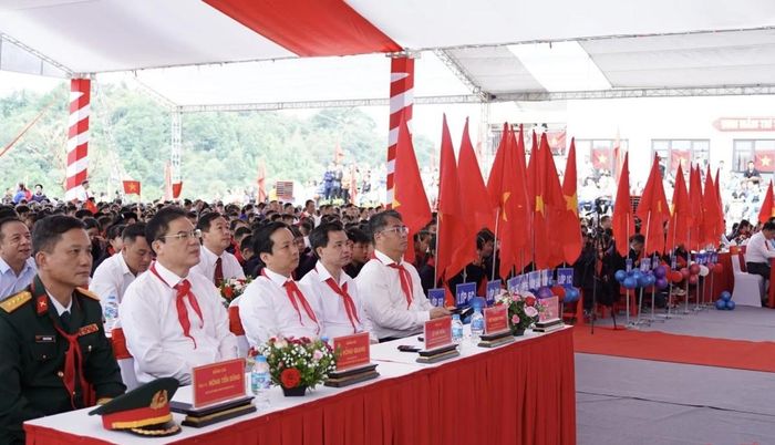 Lãnh đạo tỉnh, sở ngành tỉnh Cao Bằng tham dự Khai giảng tại Trường TH &THCS Trà Lĩnh. Ảnh: BCB