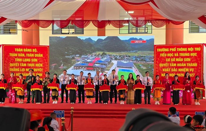 Nghi thức cắt băng khánh thành Trường Phổ thông nội trú TH & THCS Mẫu Sơn