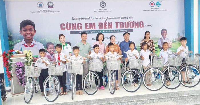 Trao tặng xe đẹp cho học sinh nghèo hiếu học
