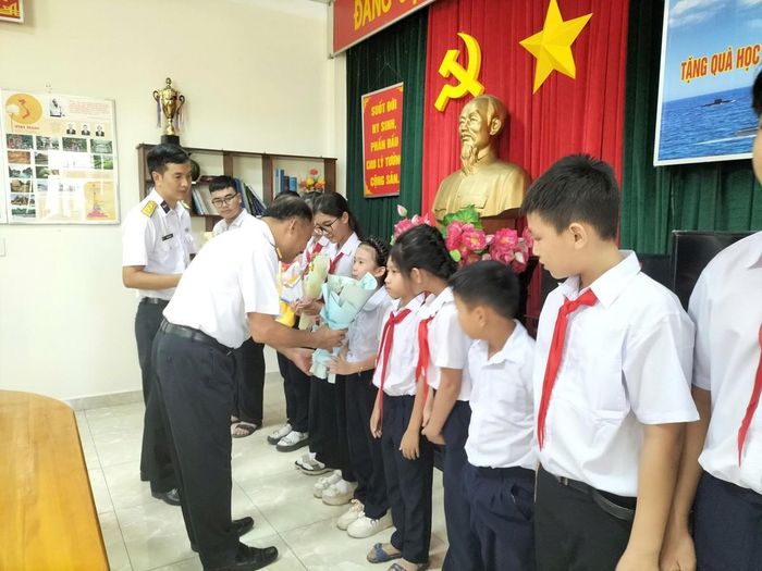 Đại tá Nguyễn Trung Quảng, Bí thư Đảng ủy, Phó Chủ nhiệm Hậu cần - Kỹ thuật Vùng 4 Hải quân, tặng quà các cháu học sinh con cán bộ, chiến sĩ có hoàn cảnh khó khăn, học giỏi.