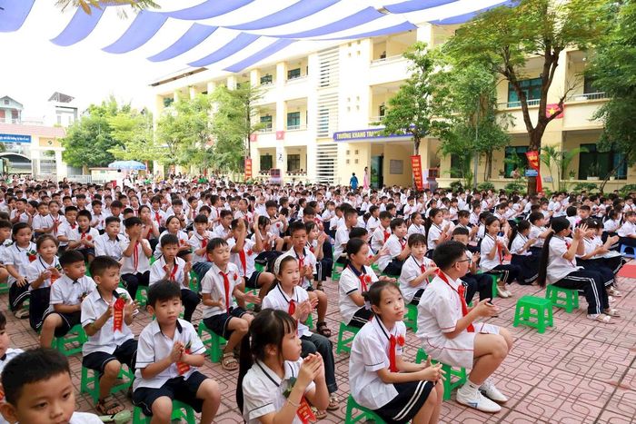 Học sinh Trường Tiểu học Tùng Thiện hân hoan chào đón năm học mới. Ảnh: Thu Huyền