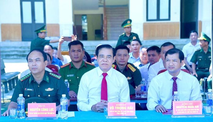 Đồng chí Võ Trọng Hải, Phó Bí thư Tỉnh ủy, Chủ tịch UBND tỉnh Nghệ An; đại tá Nguyễn Công Lực, Chỉ huy trưởng Bộ đội Biên phòng tỉnh; đại tá Trần Quang Trung, Bí thư Đảng ủy, Chính ủy Bộ đội Biên phòng tỉnh Nghệ An; cấp ủy, chính quyền, nhân dân xã Con Cuông cùng cán bộ, chiến sĩ Tiểu đoàn Huấn luyện - Cơ động dự lễ khánh thành
