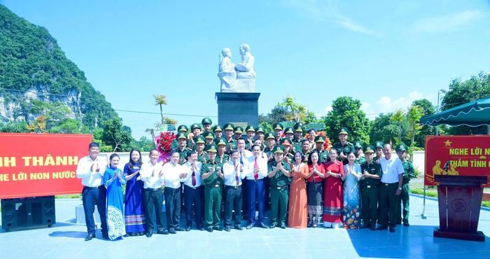 Các đại biểu chụp ảnh lưu niệm trước tượng đài.