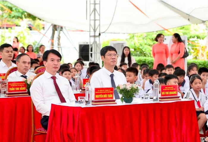 Lãnh đạo TP Hải Phòng dự ra mắt mô hình "Trường học xã hội chủ nghĩa" tại Phân hiệu I Trường Tiểu học Núi Đối. Ảnh: Cổng TTĐTHP
