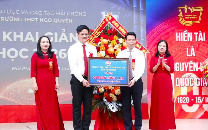 Bí thư Thành ủy Hải Phòng Lê Ngọc Châu (bên phải) tặng hoa và quà chúc mừng Trường THPT Ngô Quyền nhân ngày khai giảng năm học mới. Ảnh: Báo Hải Phòng