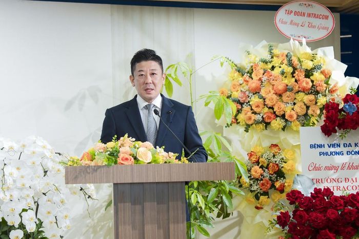 Nghị sĩ Keiji Ebisu, tỉnh Hiroshima, phát biểu chúc mừng tại Lễ khai giảng Trường Đại học Intracom năm học 2026–2027