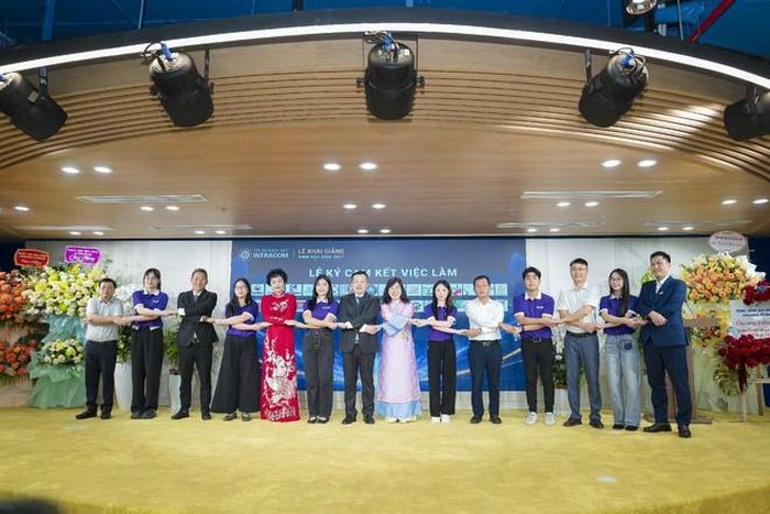 Đại diện Nhà trường, doanh nghiệp và người học thực hiện nghi thức ký kết cam kết việc làm tại Lễ khai giảng năm học 2026–2027