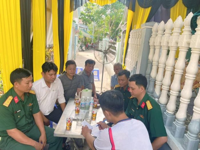 Đoàn công tác thăm hỏi, động viên gia đình các ngư dân có người thân gặp nạn.