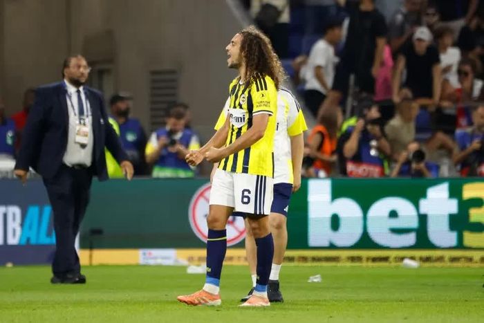 Guendouzi cho biết anh cảm thấy bị "thiếu tôn trọng" khi những người hâm mộ Lyon có những lời lẽ xúc phạm vào gia đình anh. Ảnh: Shutterstock Editorial