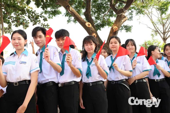 Học sinh Cà Mau phấn khởi bước vào năm học mới