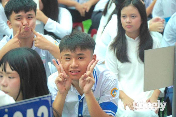 Rộn ràng ngày khai giảng ở Trường THCS - THPT Phan Châu Trinh (phường Bình Trị Đông, TP.HCM).