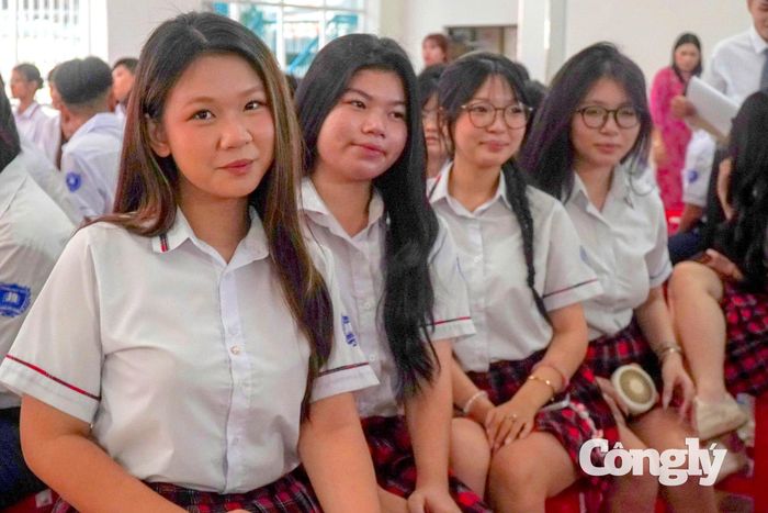 Học sinh Trường THCS - THPT Phan Bội Châu (phường Bình Tây) trong ngày khai giảng.