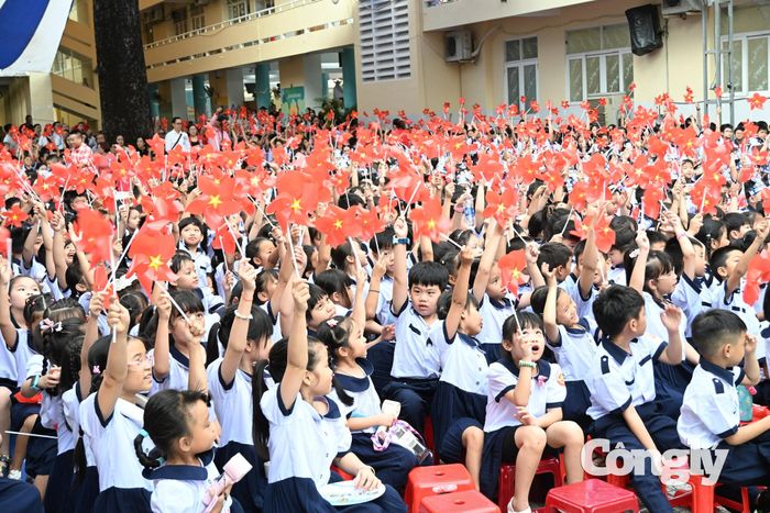Trường Tiểu học Nguyễn Bỉnh Khiêm, phường Bến Nghé rộn ràng trong ngày khai giảng.