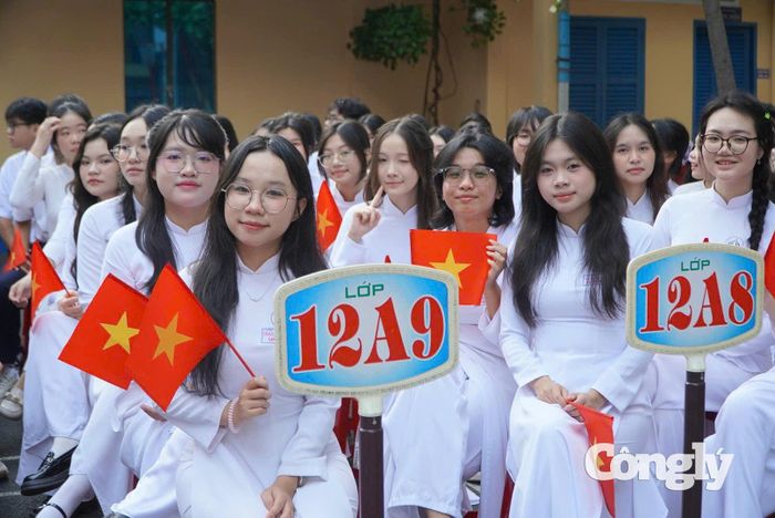 Học sinh TP.HCM háo hức trong ngày khai giảng năm học mới.