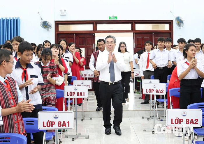 Ủy viên Trung ương Đảng, Phó Bí thư Thành ủy, Chủ tịch Ủy ban Mặt trận tổ quốc Việt Nam TP.HCM Nguyễn Phước Lộc tham dự ở Trường Phổ thông dân tộc nội trú Bà Rịa - Vũng Tàu.