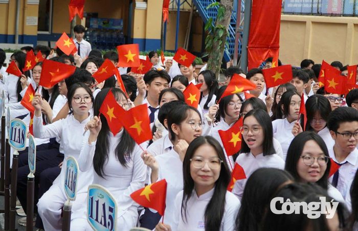 Học sinh TP.HCM hân hoan trong ngày khai giảng năm học mới.