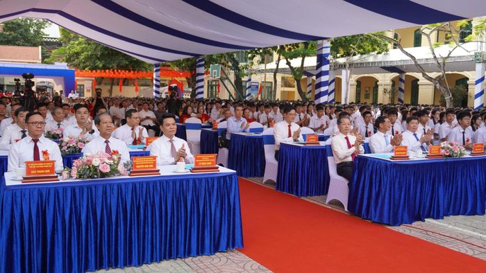 Đồng chí Nguyễn Văn Quảng, Bí thư Trung ương Đảng, Chánh án TANDTC và các đại biểu dự khai giảng năm học mới tại Trường THPT Ngô Quyền, TP. Hải Phòng.