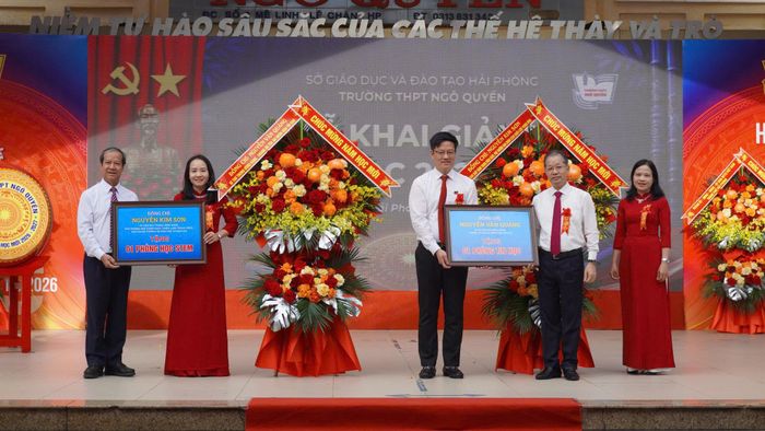 Đồng chí Nguyễn Văn Quảng, Bí thư Trung ương Đảng, Chánh án TANDTC và Phó Trưởng ban Chính sách chiến lược Trung ương Nguyễn Kim Sơn tặng phòng học Tin học và phòng học STEM cho Trường THPT Ngô Quyền.
