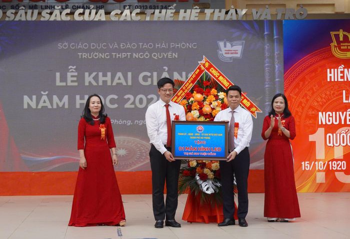 Bí thư Thành ủy Hải Phòng Lê Ngọc Châu tặng thiết bị và hoa chúc mừng nhà trường.