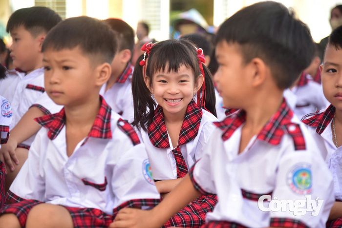 Học sinh Phân hiệu Thủy Tây, Trường Tiểu học Thạnh Hóa (tỉnh Tây Ninh) háo hức trong ngày khai giảng.