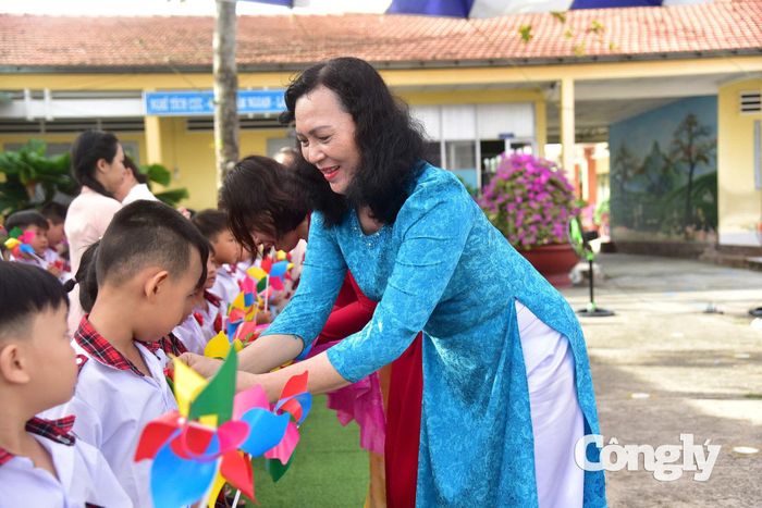 Cô trò hân hoan trong ngày khai giảng năm học mới.