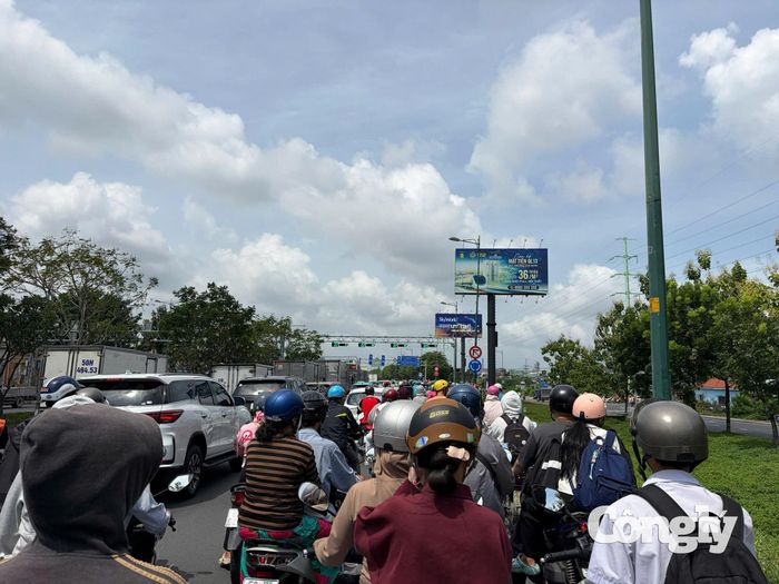 Vụ va chạm khiến giao thông bị ảnh hưởng.