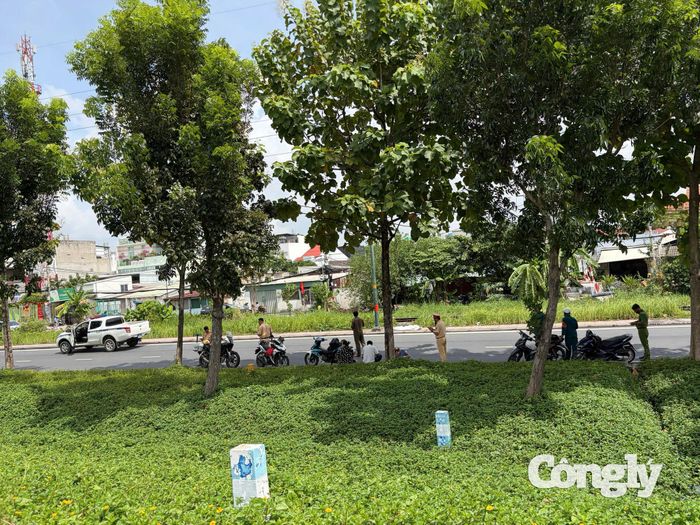 Công an, CSGT có mặt tại hiện trường vụ tai nạn.