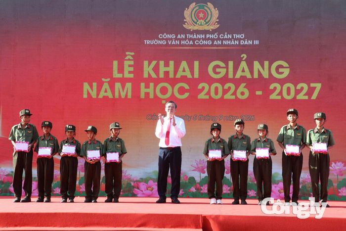 Ông Trương Cảnh Tuyên trao học bổng cho các em học sinh Trường Văn hóa Công an nhân dân III.