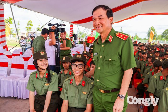 Lãnh đạo ân cần thăm hỏi, động viên các em học sinh nỗ lực học tập, rèn luyện và tự tin vươn lên trong năm học mới.
