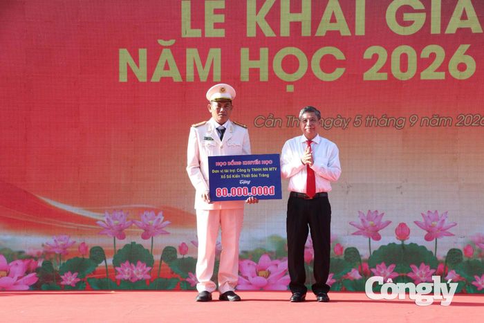 Ông Đồng Văn Thanh trao tặng học bổng cho Quỹ Khuyến học của Trường Văn hóa Công an nhân dân III.