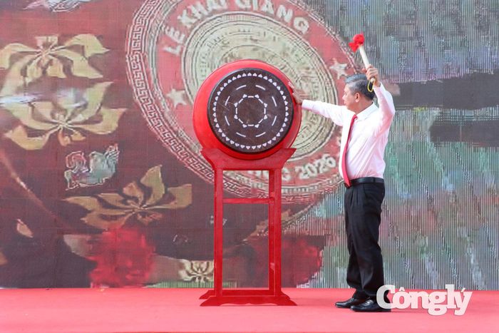 Ông Đồng Văn Thanh thực hiện nghi thức đánh trống khai giảng năm học 2026 - 2027 Trường Văn hóa Công an nhân dân III.