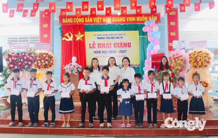 Đại diện TAND TP Cần Thơ và TAND khu vực 8 - Cần Thơ trao học bổng, động viên học sinh Trường Tiểu học Hòa Tú tiếp tục nỗ lực trong học tập.