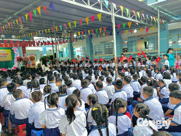 Niềm vui của các em học sinh khi nhận học bổng trong ngày khai giảng năm học mới.