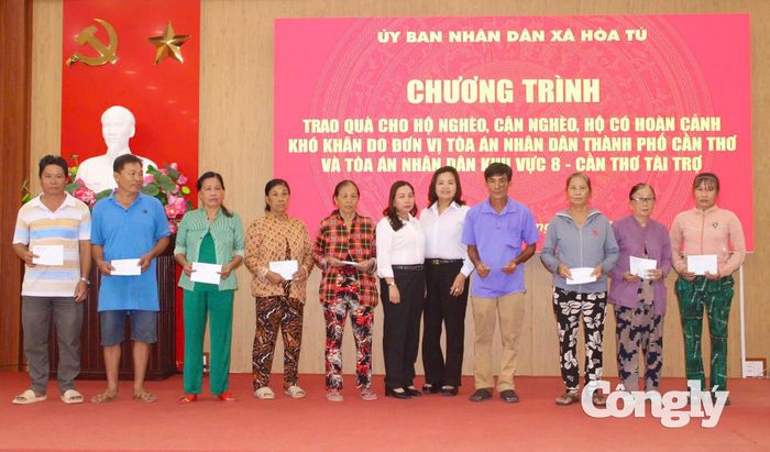 Đại diện TAND TP Cần Thơ, TAND khu vực 8 - Cần Thơ và chính quyền địa phương tại chương trình trao quà cho người dân có hoàn cảnh khó khăn.