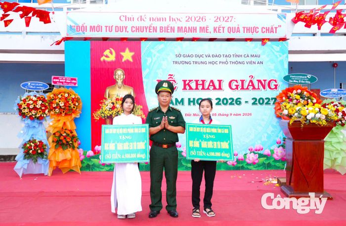 Đại diện Đồn Biên phòng Đất Mũi tặng học bổng cho các em học sinh có hoàn cảnh khó khăn tại xã Viên An, Cà Mau.